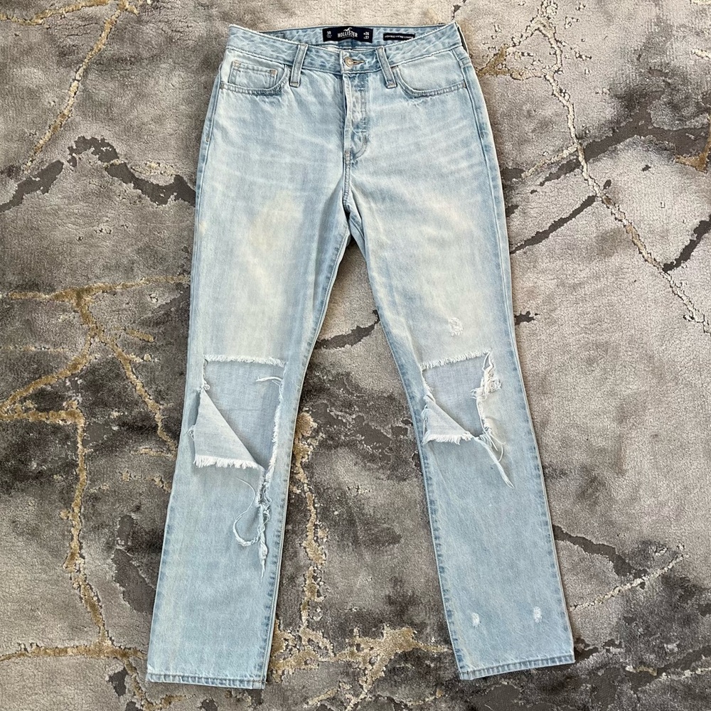 Hollister light-wash open knee ripped denim jeans 🩵
